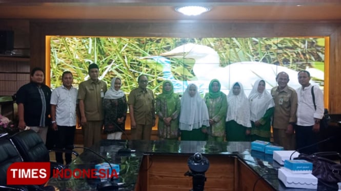 Foto Bersama Sekda Situbondo, Syaifullah bersama Pengurus Wilayah Muslimat NU Jawa Timur dan TIM EO Media Partner TIMES Indonesia di Ruang Rapat Bupati. (FOTO: Fawaid Aziz/TIMES Indonesia)