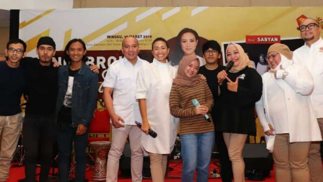  Rahayu Saraswati bersama grup band gambus Sabyan