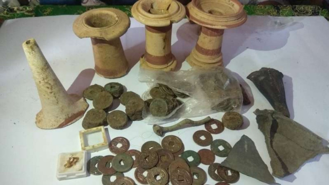 Benda-benda diduga bekas peninggalan Kerajaan Majapahit di Tol Pandaan-Malang