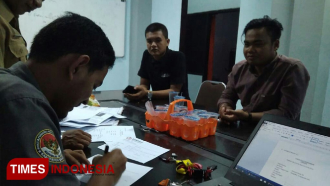 Petugas Bawaslu Bangkalan ketika menerima laporan dari LSM Lira terkait sosisialisasi anggota DPR RI yang disinyalir disusupi kampanye capres nomor urut 01. (FOTO: Bawaslu Bangkalan for TIMES Indonesia)