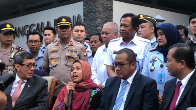 Siti Aisyah (kedua kiri) usai tiba di Indonesia