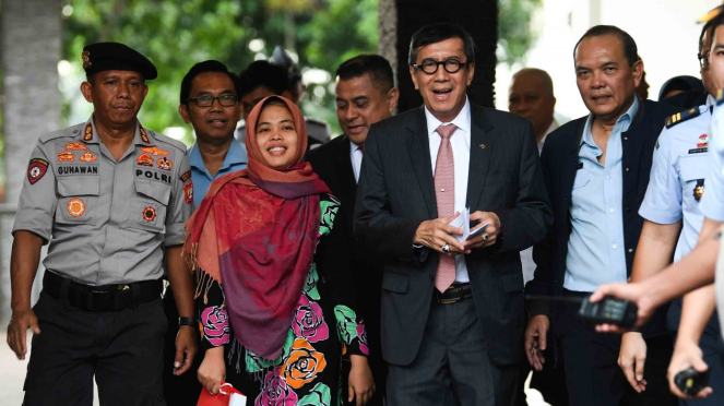 Menkumham Yassona Yasonna Laoly (tengah) bersama Siti Aisyah (kedua kiri) bersiap memberikan keterangan setibanya di Bandara Halim Perdana Kusumah, Jakarta, Senin, 11 Maret 2019.