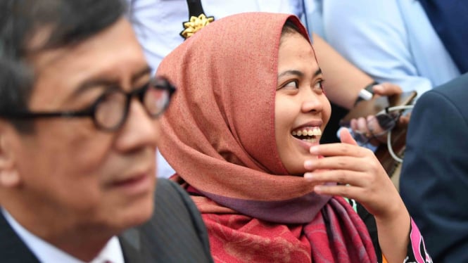 Menkumham Yassona Yasonna Laoly (kiri) bersama Siti Aisyah (kanan) memberikan keterangan setibanya di Bandara Halim Perdanakusuma, Jakarta, Senin, 11 Maret 2019.