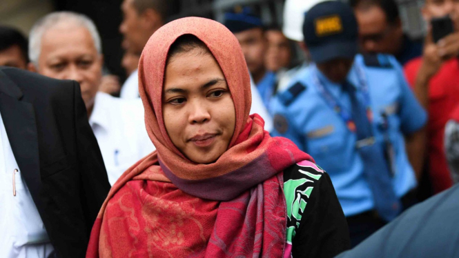Siti Aisyah bersiap memberikan keterangan setibanya di Bandara Halim Perdanakusuma, Jakarta, Senin, 11 Maret 2019.