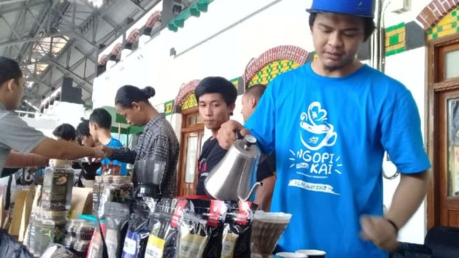 Para barista di Festival Ngopi Bareng KAI #3 di Stasiun Semarang Tawang
