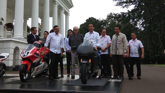 Presiden Republik Indonesia, Joko Widodo bersama CEO Dorna, Carmelo Ezpelata