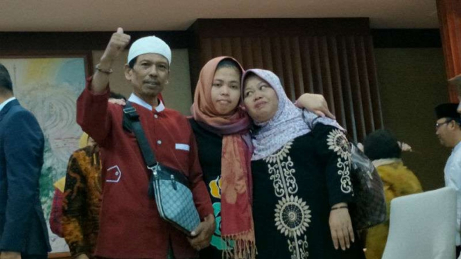 Siti Aisyah diserahkan ke keluarga setelah dibebaskan dari tuntutan pembunuhan
