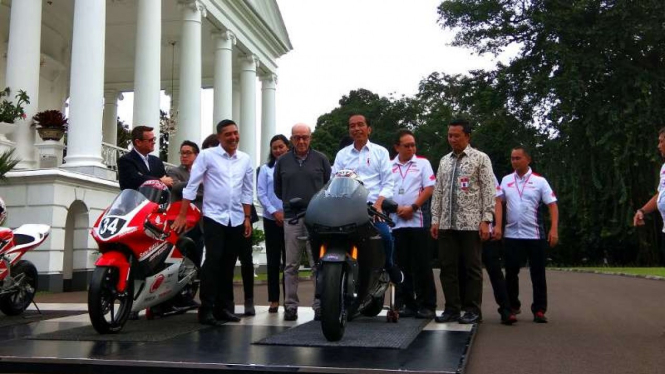 Presiden Jokowi menjajal motor 1.000cc