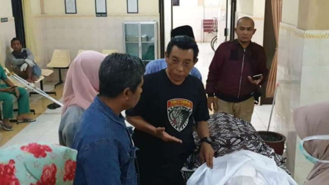 Keluarga ambil jasad wanita tanpa busana yang mengambang di sungai