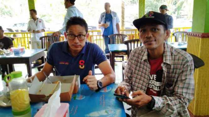 Calon wakil presiden Sandiaga Salahuddin Uno saat singgah di Rumah Makan Madinah sebelum berkampanye di Kabupaten Jembrana, Bali, Selasa, 12 Maret 2019.