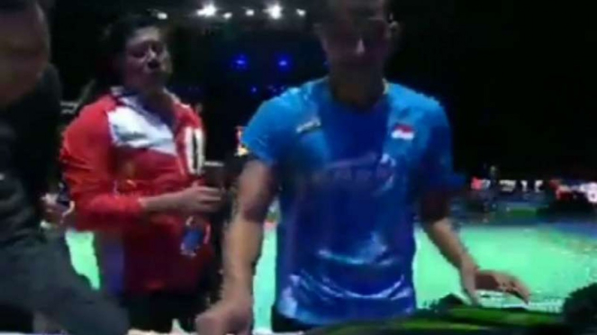 Hendra Setiawan ikut rapihkan raket Tommy Sugiarto.