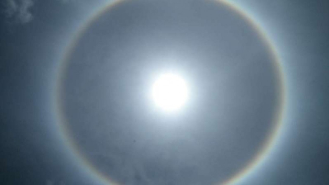 The solar halo phenomenon seen in the sky of Banda Aceh, Tuesday, March 12, 2019