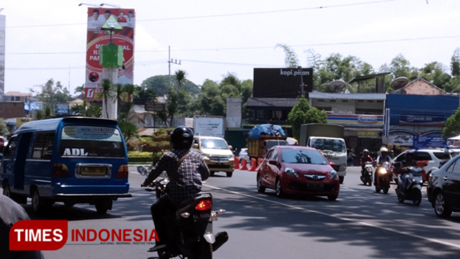 Situasi lalu lintas di kawasan bundaran Jalan Bandung. (FOTO: Imadudin M/TIMES Indonesia)