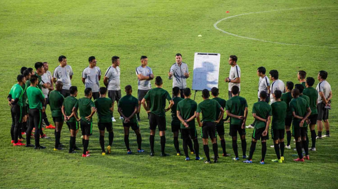 Pelatih timnas senior Indonesia Simon McMenemy (tengah) menyampaikan arahan kepada para pesepakbola timnas Indonesia  senior dalam sesi latihan di Stadion Madya, Kompleks Gelora Bung Karno, Senayan, Jakarta