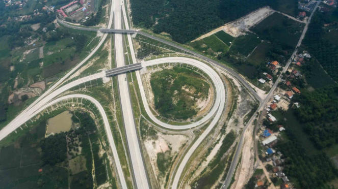 Foto udara jalan tol Trans Sumatera sesi ruas Bakauheni-Terbanggi Besar yang telah diresmikan oleh Presiden Joko Widodo di Lampung