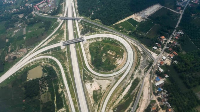 Foto udara jalan tol Trans Sumatera sesi ruas Bakauheni-Terbanggi Besar yang telah diresmikan oleh Presiden Joko Widodo di Lampung