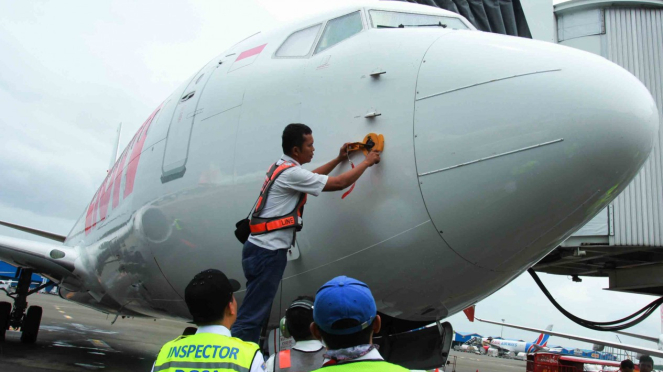 Petugas Inspektur Kelaikudaraan DKPPU Kementerian Perhubungan dan tekhnisi Lion Air melakukan pemeriksaan seluruh mesin dan kalibrasi dengan menggunakan alat simulasi kecepatan dan ketinggian pesawat pada pesawat Boing 737-8Max milik Lion Air di Bandara S