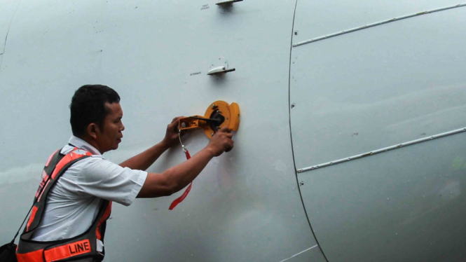 Petugas Inspektur Kelaikudaraan DKPPU Kementerian Perhubungan dan tekhnisi Lion Air melakukan pemeriksaan seluruh mesin dan kalibrasi dengan menggunakan alat simulasi kecepatan dan ketinggian pesawat pada pesawat Boing 737-8Max milik Lion Air di Bandara S