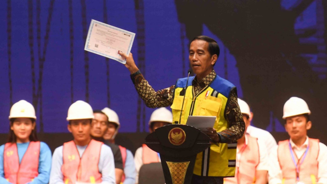 Presiden Joko Widodo berpidato saat peluncuran sertifikat elektronik tenaga kerja konstruksi Indonesia di Istora Senayan, Jakarta