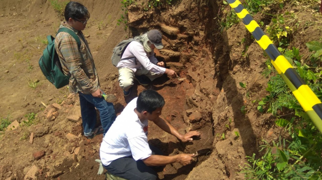 Tim arkeolog mengeskavasi sebuah tempat yang diyakini sebagai situs era pra-Majapahit di sekitar lokasi proyek jalan Tol Malang-Pandaan, Kabupaten Malang, Jawa Timur, Selasa, 12 Maret 2019.