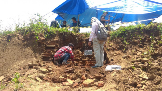 Tim arkeolog mengeskavasi sebuah tempat yang diyakini sebagai situs era pra-Maja