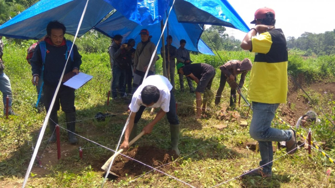 Tim arkeolog mengeskavasi sebuah tempat yang diyakini sebagai situs era pra-Majapahit di sekitar lokasi proyek jalan Tol Malang-Pandaan, Kabupaten Malang, Jawa Timur, Selasa, 12 Maret 2019.