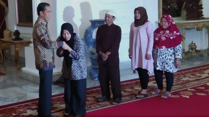 Siti Aisyah dan keluarga saat bertemu Presiden Joko Widodo di Istana Merdeka.