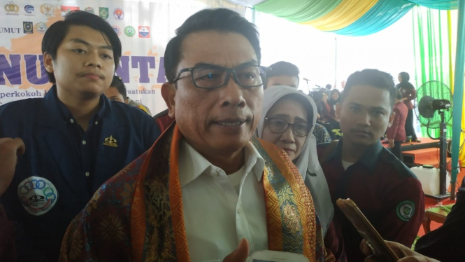 la Staf Kepresidenan Moeldoko usai menyampaikan kuliah umum dalam forum Temu Nasional XI BEM Nusantara di kampus Universitas Islam Sumatera Utara, Medan, pada Selasa, 12 Maret 2019.