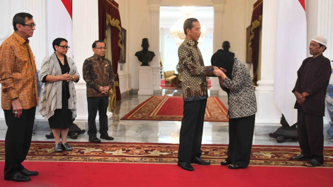 Presiden Joko Widodo (tengah) menyalami WNI yang terbebas dari dakwaan pembunuhan Kim Jong Nam di Malaysia, Siti Aisyah (kedua kanan) saat pertemuan di Istana Merdeka, Jakarta, Selasa, 12 Maret 2019.