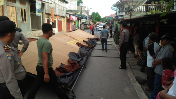 Polisi membangun tenda di lokasi terjadinya ledakan di Kota Sibolga, Sumatera Utara, Selasa sore, 12 Maret 2019.