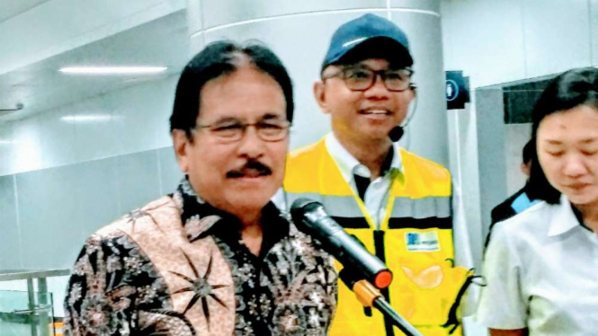 Menteri Agraria/Kepala BPN Sofyan Djalil saat mencoba MRT Jakarta.