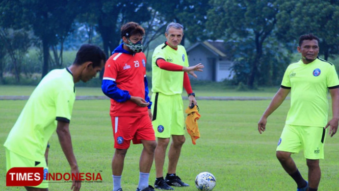 Hamka Hamzah dalam sesi games pada latihan Arema FC yang diadakan di Lapangan Dirgantara, Lanud Abdul Rachman Saleh, Pakis Kabupaten Malang pada (12/3/2019). (Foto: Tria Adha/TIMES Indonesia)