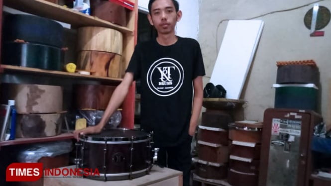 Bahtiar Zulham, pemuda asal Desa Ciguling, Kecamatan Majenang , Kabupaten Cilacap terus menekuni bisnis usaha pembuatan drum (Foto: Herni/TIMES Indonesia)