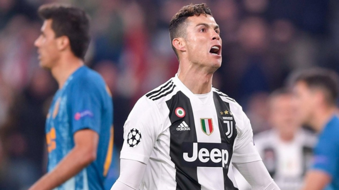 Penyerang Juventus, Cristiano Ronaldo mencetak gol ke gawang Atletico Madrid