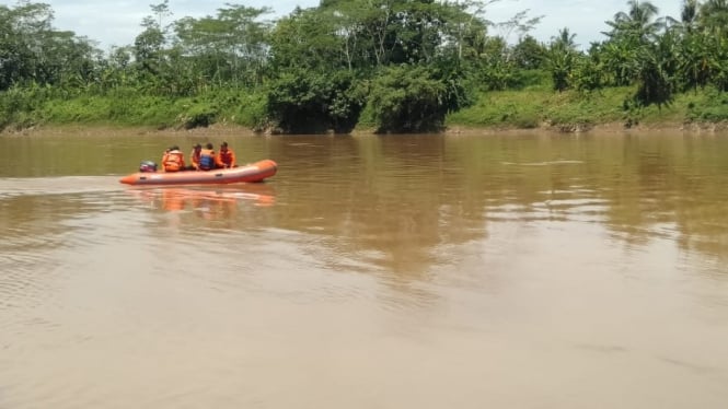 Tim SAR mencari seorang pria penambang pasir yang hilang setelah tenggelam Sungai Citanduy, Kabupaten Cilacap, Jawa Tengah, Rabu, 13 Maret 2019.