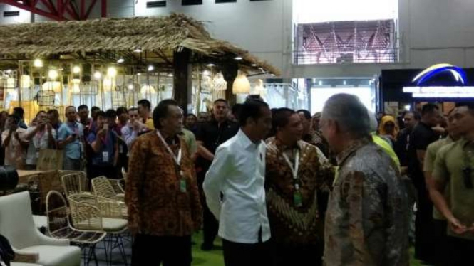 Presiden Joko Widodo kunjungi pameran mebel.