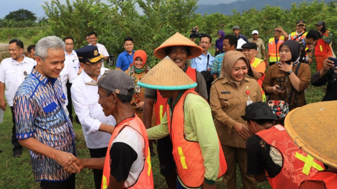 Ganjar Pranowo mendampingi Menteri Perhubungan meninjau lokasi pembangunan Bandara Wirasaba di Kabupaten Purbalingga.