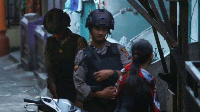Polisi berjaga di lokasi terjadinya ledakan di Kota Sibolga Sumatera Utara
