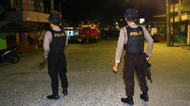 Polisi berjaga-jaga di lokasi dekat ledakan bom di Sibolga, Sumatera Utara, beberapa waktu lalu. 