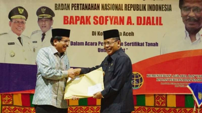 Menteri ATR Sofyan Djalil serahkan sertifikat tanah ke Wali Kota Banda Aceh.