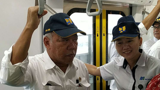 Menteri PUPR Basuki Hadimuljono saat menjajal kereta MRT Jakarta.