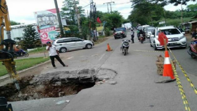 Jalan ambles di Jalan Raya Puspiptek, Buaran, Serpong, Tangerang Selatan