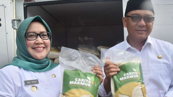 Bupati Bogor Ade Yasin tunjukkan beras asli Bogor Carita Makmur.