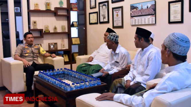 Kapolres Batu, AKBP Budi Hermanto Sik MSi saat memberikan keterangan pers bersama MUI dan Kyai Ramli. (FOTO: ist/TIMES Indonesia)