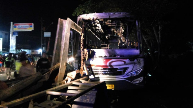 Bus hangus dibakar massa