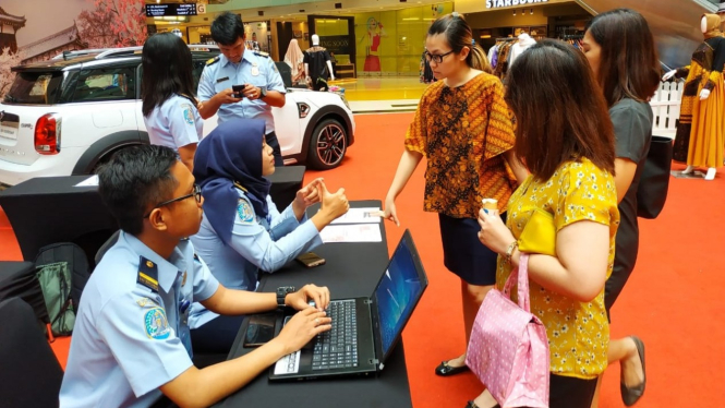 Petugas kantor Imigrasi memberikan informasi soal pengurusan dokumen perjalanan di Festival Haji dan Umrah di Surabaya pada Rabu, 13 Maret 2019.