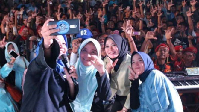 Rustriningsih bersama grup musik Sabyan dalam konser memenangkan Prabowo-Sandi.