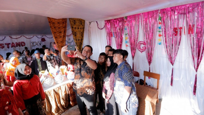 Wali Kota Semarang Hendrar Prihadi selfie dengan siswa-siswi di SMPN 10.
