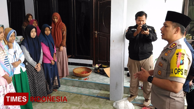 Kapolres Batu AKBP Budi Hermanto Sik MSi saat berdialog dengan para santri. (Muhammad Dhani Rahman/TIMES Indonesia)
