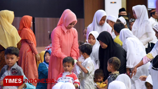 Bupati Jember dr Faida membagikan bingkisan kepada anak yatim di Pendapa Wahyawibawagraha, Kamis malam (14/3/2019). (Humas Pemkab Jember for TIMES Indonesia)